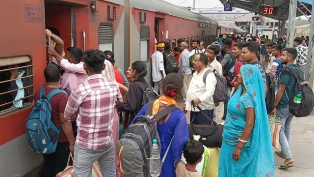 Vikramshila Express Seat Dispute: जमालपुर स्टेशन पर भारी बवाल, RPF ने ऐसे दिखाया दम!