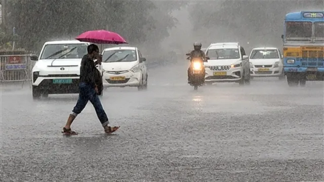 Monsoon weather update showing heavy rain cloud formations over North India after मानसून ने पकड़ी रफ्तार.