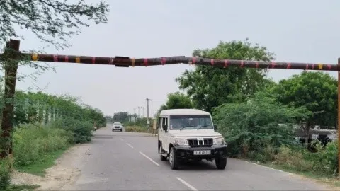 Local villagers and farmers protesting against the Purvanchal Expressway Barrier Issues affecting school buses and tractors in Sultanpur