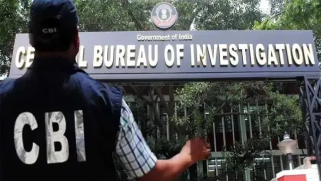 CBI officials conduct raids in the Northern Railway office during the Uttar Railway Rishwat Kand investigation.