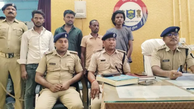 Motihari Police Bike Theft Gang members arrested with stolen motorbikes and master keys by Bihar Police.