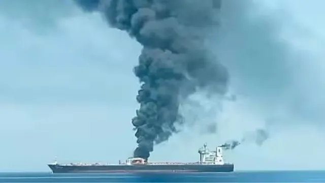 Indian Ship Attacked Off Yemen: यमन तट के पास भारतीय मालवाहक जहाज पर भीषण हमला, लाल सागर में डूबा पोत, 13 भारतीयों समेत 14 नाविकों को सुरक्षित बचाया गया