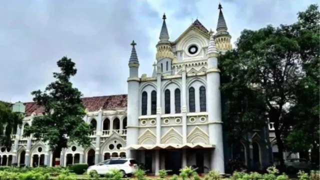 MP High Court double bench upholds 2400 grade pay for संविदा डाटा एंट्री ऑपरेटर in Madhya Pradesh.