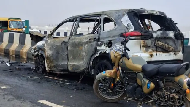 पटना में PMCH के सामने मरीन ड्राइव पर इनोवा बनी आग का गोला: चालक मौके से फरार, पुलिस जांच में जुटी