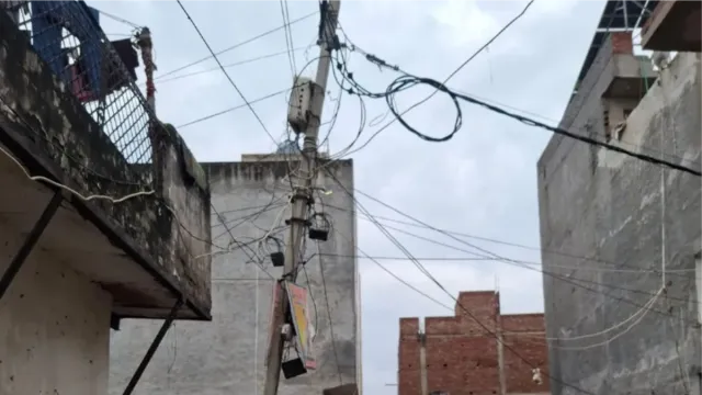 लोनी में लटकते तार और झुके खंभे: गाजियाबाद में मंडराया बड़ा खतरा, स्थानीय निवासियों में भारी आक्रोश
