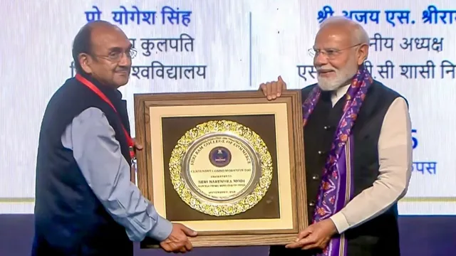 PM Modi In DU: दिल्ली विश्वविद्यालय के SRCC शताब्दी समारोह में मेट्रो से पहुंचे पीएम मोदी, Gen-Z से किया खास संवाद