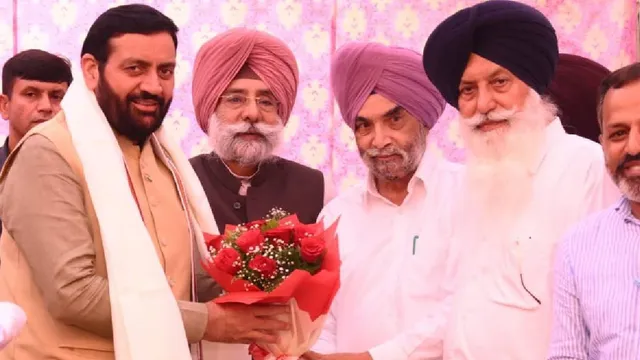 पंजाब की सियासत में बड़ा सियासी भूचाल: चुनाव से पहले Punjab BJP में शामिल हुए 500 से ज्यादा सरपंच और किसान नेता, सीएम सैनी ने पहनाया पटका