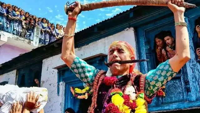कोट भ्रामरी मेला: कत्यूर घाटी में गूंजे मां नंदा के जयकारे, कदली वृक्ष से हुआ दिव्य प्रतिमा का निर्माण