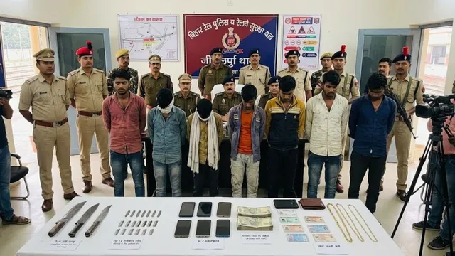 भागलपुर में ट्रेन डकैती की बड़ी साजिश नाकाम: हथियार और कैश के साथ 7 बदमाश गिरफ्तार, सरगना फरार