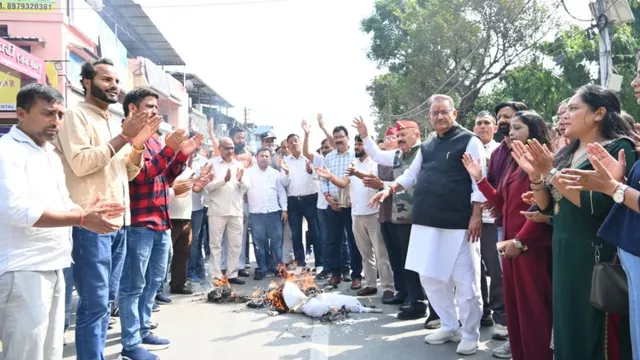 देहरादून में राहुल गांधी के खिलाफ भाजपा का उग्र प्रदर्शन, गणेश जोशी ने फूंका पुतला