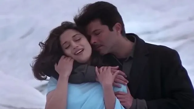 Madhuri Dixit का खौफनाक अनुभव: -0°C में शिफॉन साड़ी पहन शूट किया रोमांटिक गाना, ठंड से पड़ गई थीं नीली