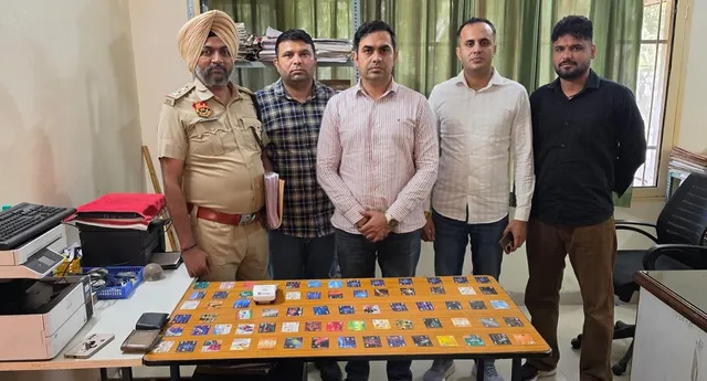 Panchkula Cyber Fraud Gang: एटीएम बदलकर खाता खाली करने वाले 2 शातिर गिरफ्तार, 70 एटीएम कार्ड बरामद