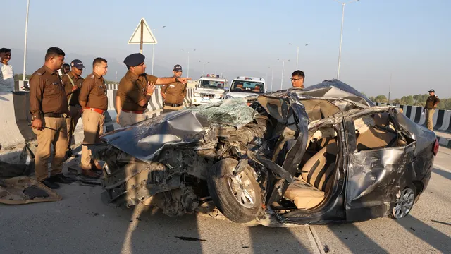 Teenpani Flyover Accident: हल्द्वानी में डिवाइडर से टकराई बेकाबू कार, कोचिंग से लौट रहे दो छात्रों की दर्दनाक मौत
